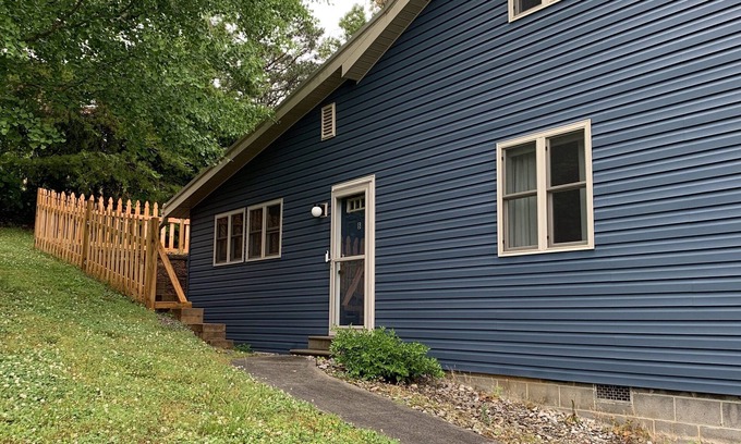 Bean Station Apartment | Lovely 1 Bedroom Lake Apartment