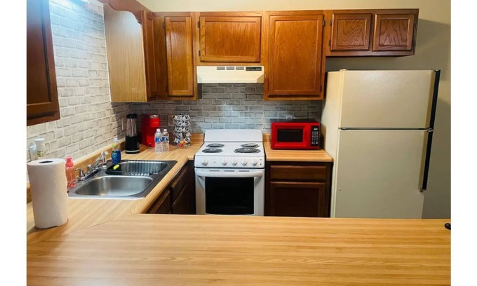 Greensboro House | Lovely 1 bedroom unit w/indoor Fireplace - GSO