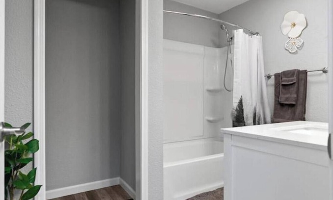 North Star Apartment | Lovely 1 bedroom unit, centrally-located [3]