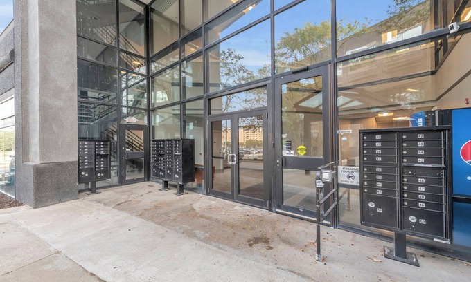 Waldron House | Lovely 1bedroom/1bath Apartment in Kansas Free WiFi Parking near Airport