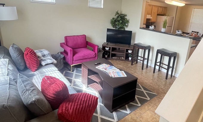 Medical District House | Lovely 2 Bdroom TownHome 5 minutes from Downtown Memphis with FREE Parking!