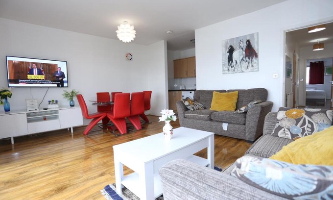 Greenwich Apartment | Lovely 2 bed 2 toilet Hill House river view apartment