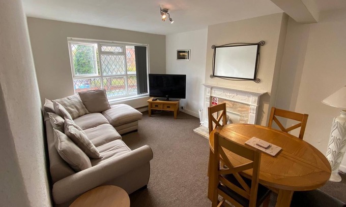 Barnt Green Apartment | Lovely 2-Bed Apartment in Solihull