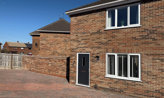 Lincoln House | Lovely 2 bed house in Lincoln, 12 minute walk from the famous Bailgate. Sleeps 4