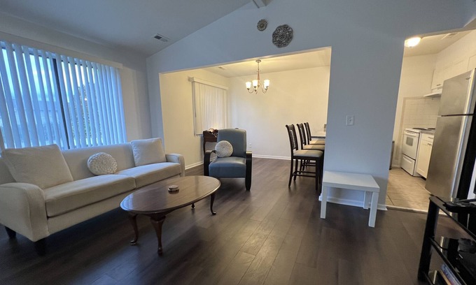 Macomb Condo | Lovely 2 bedroom condo in great location with free parking