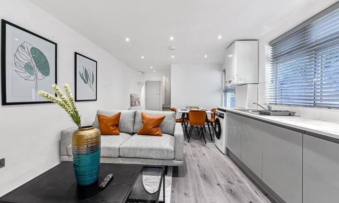 St. Leonard's Apartment | Lovely 2 Bedroom Apartment in Greater London