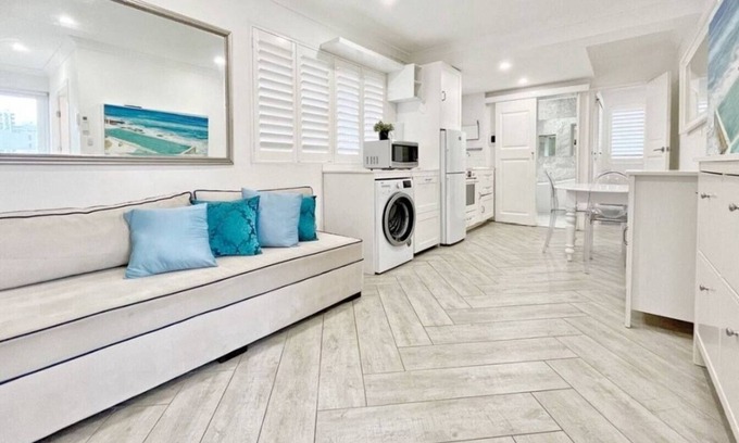 Woollahra Apartment | Lovely 2 Bedroom Apartment with Seascape Art!