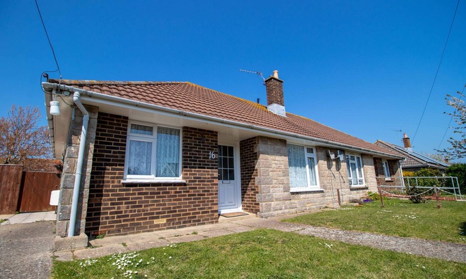 Bembridge House | Lovely 2 Bedroom Bungalow Close To Beach, Village And Shops. Good Prices Too.