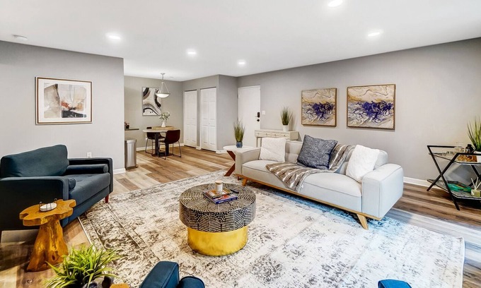 Hyde Park Condo | Lovely 2-Bedroom Condo - Walkable - Pool