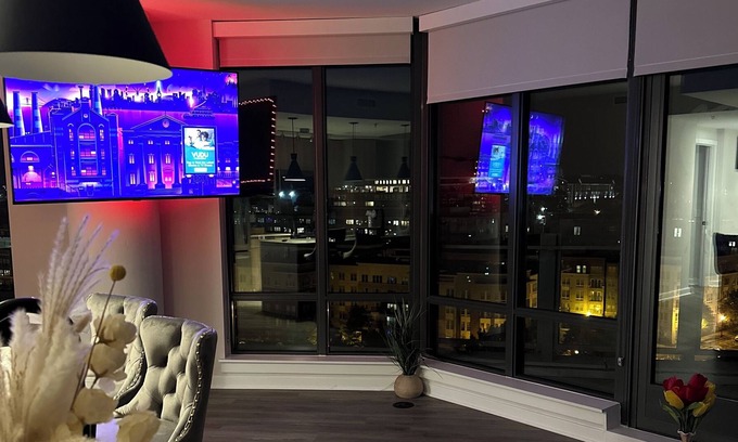 Crystal City Apartment | Lovely 2 bedroom condo with gorgeous city view of DC