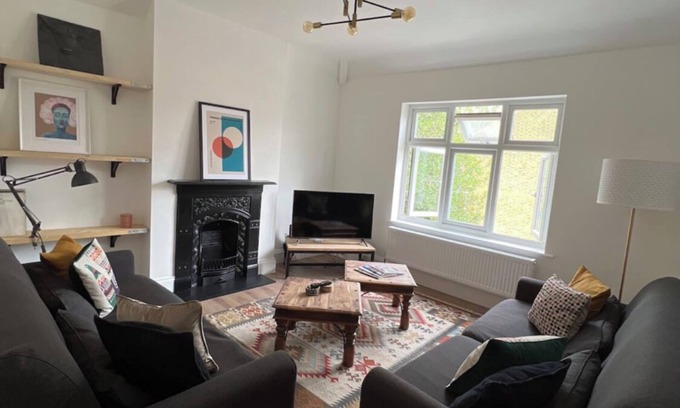 Chiswick Riverside House | Lovely 2 Bedroom Flat by Thames in Chiswick, Grove Park Sleeps 3