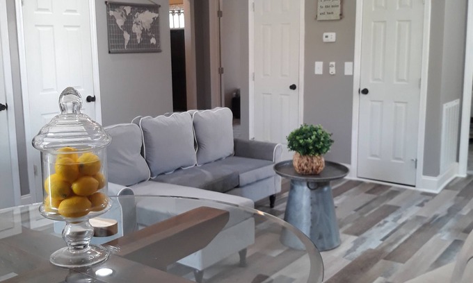 Dandridge House | Lovely 2 BEDROOM Historic loft close to Gatlinburg, Seiverville & Pigeon Forge