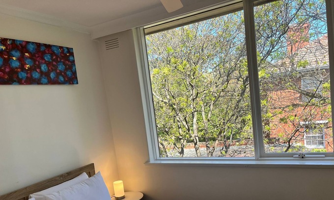 Toorak Apartment | Lovely 2 Bedroom Unit with HotTub,FreeWiFi Netflix