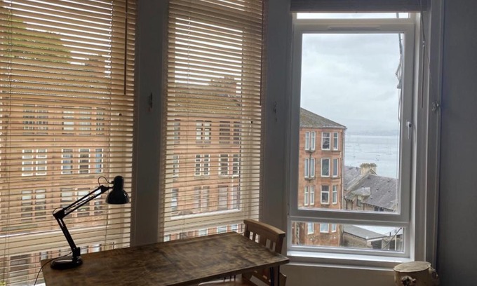 Gourock Apartment | Lovely 2 Bedroom with Riverside Views Dog Friendly
