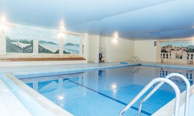 Chillington House | Lovely 3 Bed/3 Bath Converted Barn With Shared Indoor Pool, Sauna & Tennis Court