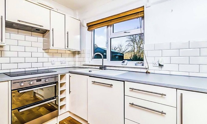 Little Holland House | Lovely 3 bed home in London with free parking & a garden