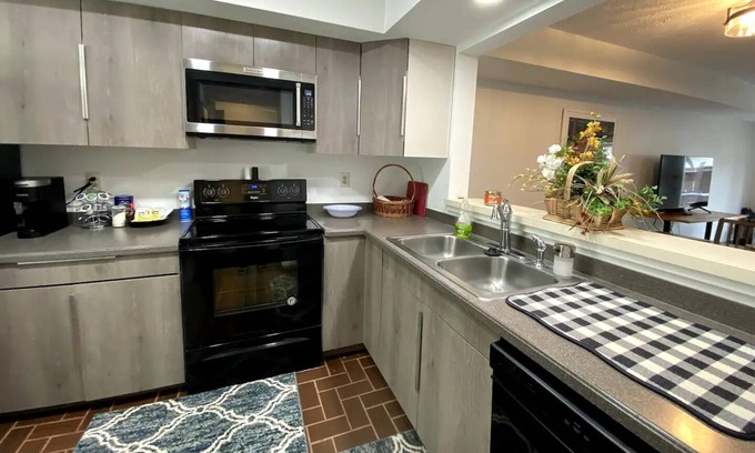 Moraine House | Lovely 3 Bedroom Condo in Centerville!