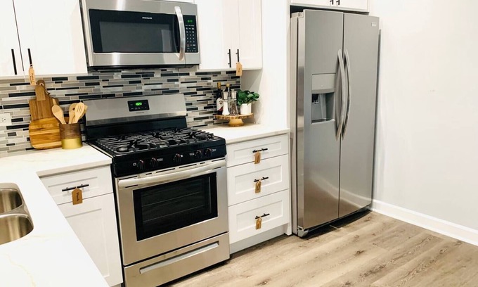 Chicago Apartment | Lovely 3-bedroom Condo With Free Parking King Bed