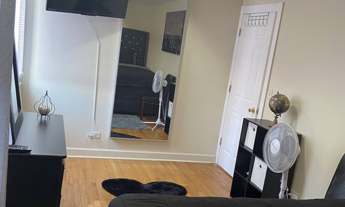 South Chicago House | Lovely 3 Bedroom Duplex Apartment w/ Game Room