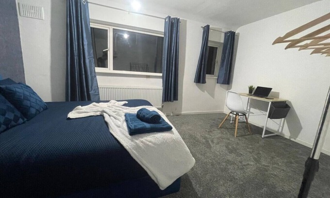 Stanwell House | Lovely 3 Bedroom Home Heathrow Airport