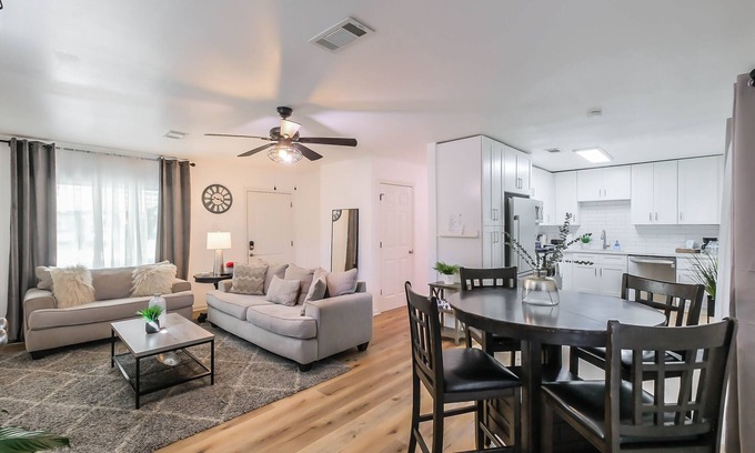 Kempwood House | Lovely 3 bedroom home near Downtown & Heights, Pet Friendly