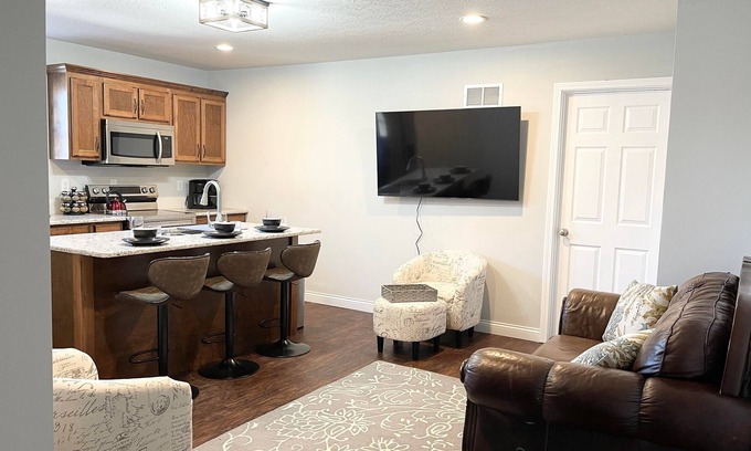 Bowling Green Apartment | Lovely 3-bedroom unit with king bed-near WKU