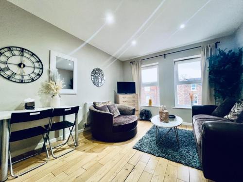 Chorlton-on-Medlock Apartment | Lovely 3 Dbl Bed (sleeps upto 6) close to centre.