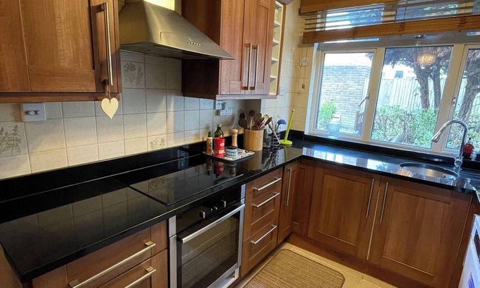 Mortlake Apartment | Lovely 3BD Family Home with Garden - Richmond