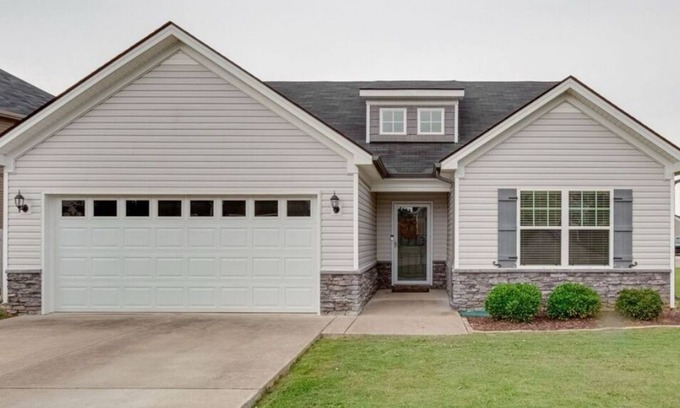 Kedron House | Lovely 3br 2bath cozy location near shopping and dining! 40 mins from Nashville!
