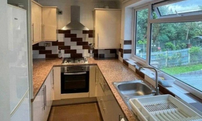 South Harrow Apartment | Lovely 4-Bed Apartment in Harrow