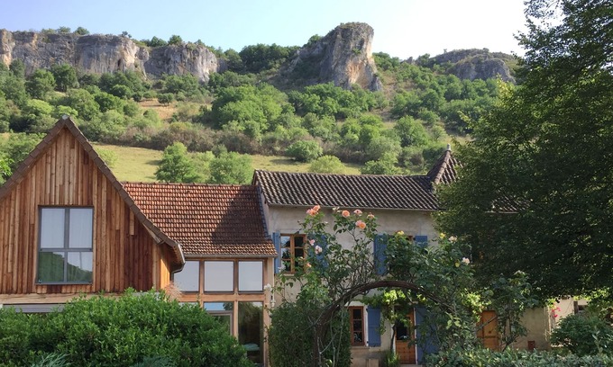 Cajarc House | Lovely 4 bed Farmhouse & Pool - beautiful setting, easy walk to local amenities