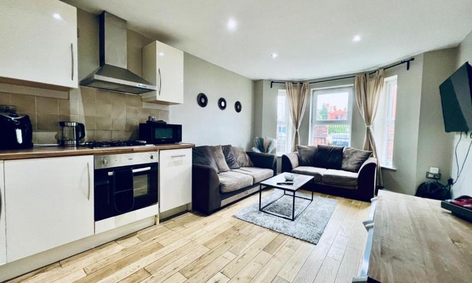 Chorlton-on-Medlock Apartment | Lovely 4 bed (sleeps 8) apartment close to city
