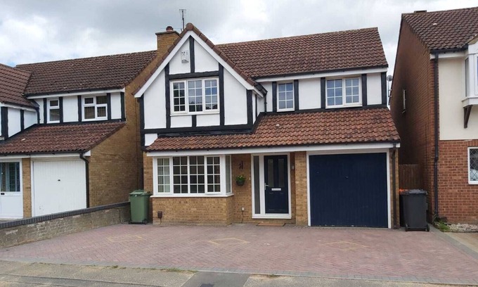 Dunstable House | Lovely 4 Bedroom home in Houghton Regis