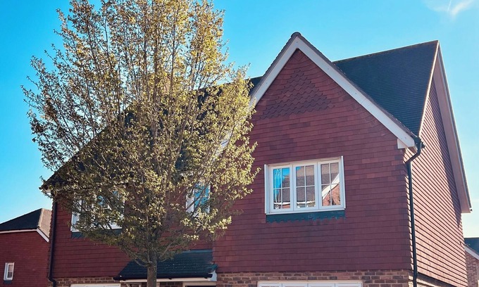 Horley House | Lovely 4 bedroom home with a study