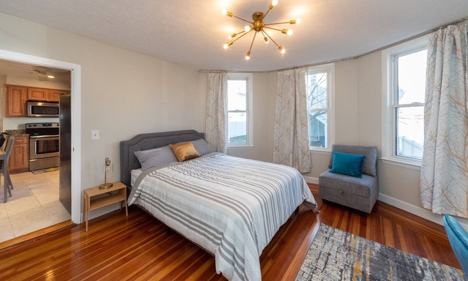 Malden House | Lovely 4-bedroom near Boston with WFH setup