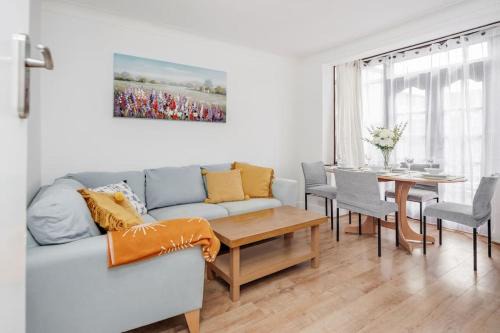 Havering House | Lovely 4 Bedrooms House Near Romford Station With Parking