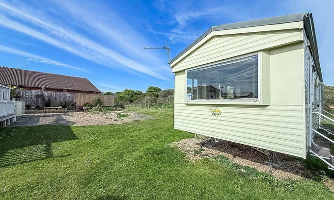 Louth House | Lovely 4 berth caravan for hire at Sunnydale Holiday Park ref 35225KC