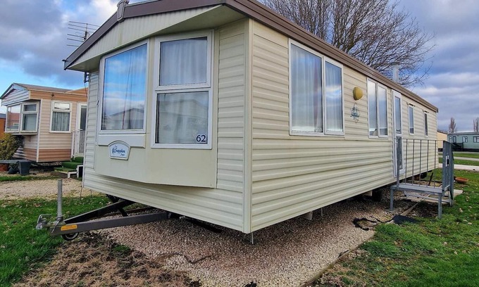 Rampton House | Lovely 4 berth caravan at Manor House Holiday Park ref 86062MH