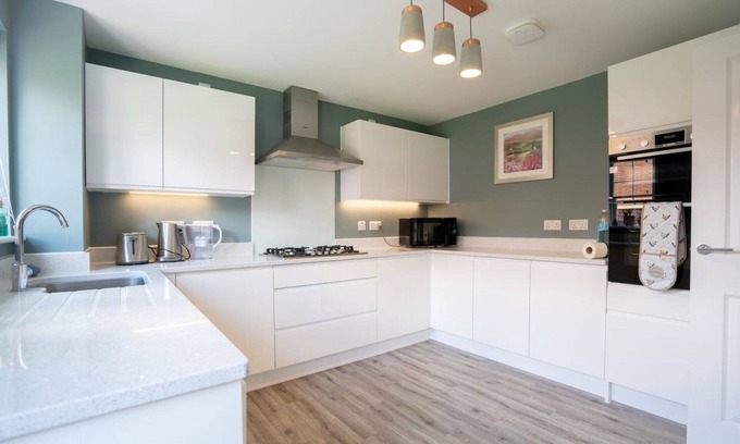 Bicester House | Lovely 5-bed House in Centre of Bicester Village