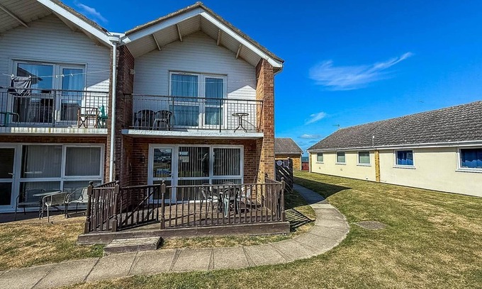 Corton Villa | Lovely 6 berth villa at Waterside Village Park in Corton ref 14100W