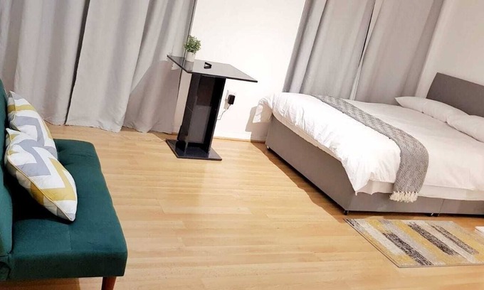 West Hill House | Lovely Airy & Spacious Studio 5 minutes from Wimbledon Tennis Courts