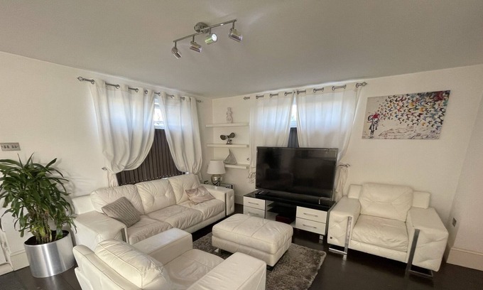Gascoigne Apartment | Lovely and stylish 1-bedroom apartment