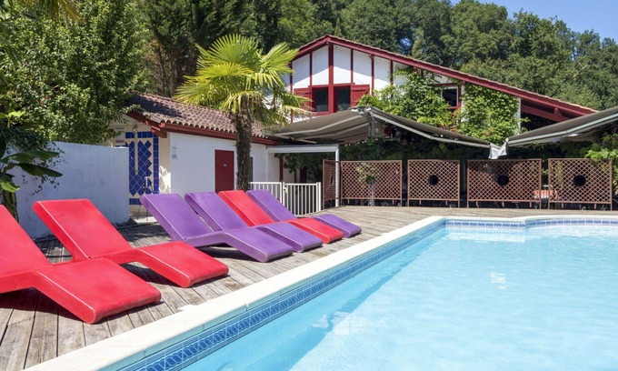 La Bastide-Clairence Apartment | Lovely apartment for 6 guests with pool, WIFI, TV, terrace and pets allowed