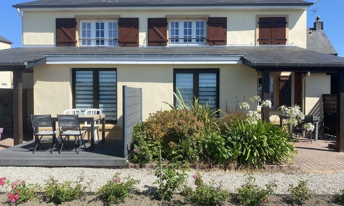 Barneville-Carteret House | Lovely apartment in villa for 4 guests with WIFI, TV, terrace and panoramic view