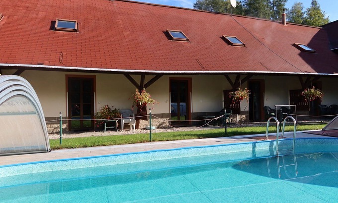 Desna Apartment | Lovely apartment for 4 people with WIFI, pool, TV and patio