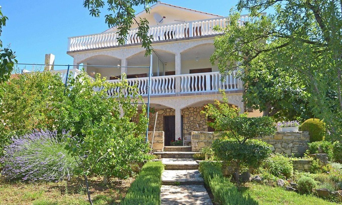 Obrovac Apartment | Lovely apartment for 5 guests with A/C, TV, terrace and parking