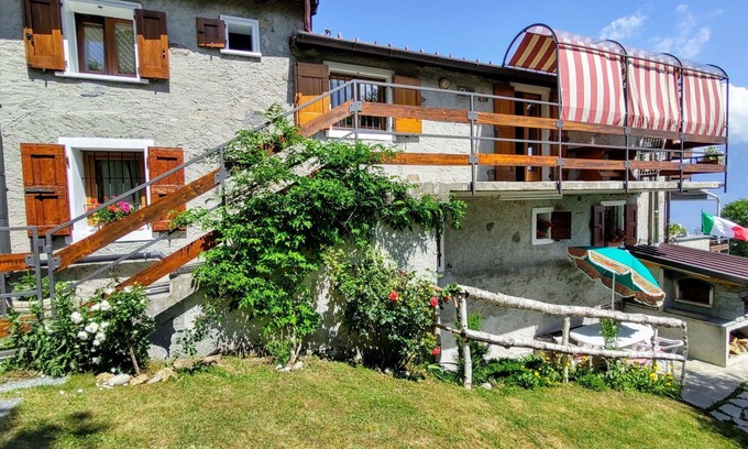 Peglio Apartment | Lovely apartment for 6 guests with WIFI, TV, patio, pets allowed and parking