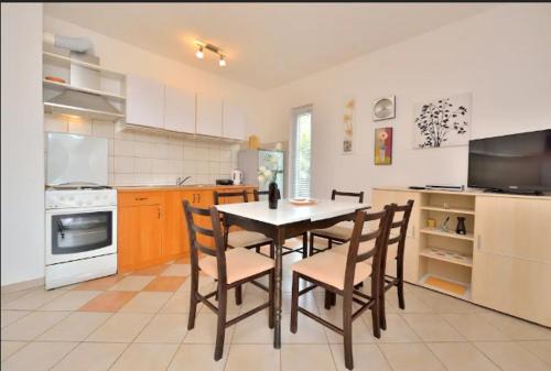 Ribarica Apartment | Lovely apartment 100 meters away from beach