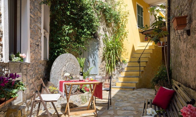 Pietrabruna Apartment | Lovely apartment for 4 guests with A/C, WIFI, TV, terrace and pets allowed