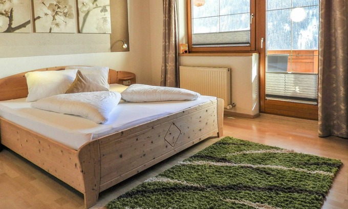 Spiss Apartment | Lovely apartment for 6 guests with WIFI, TV, balcony and parking